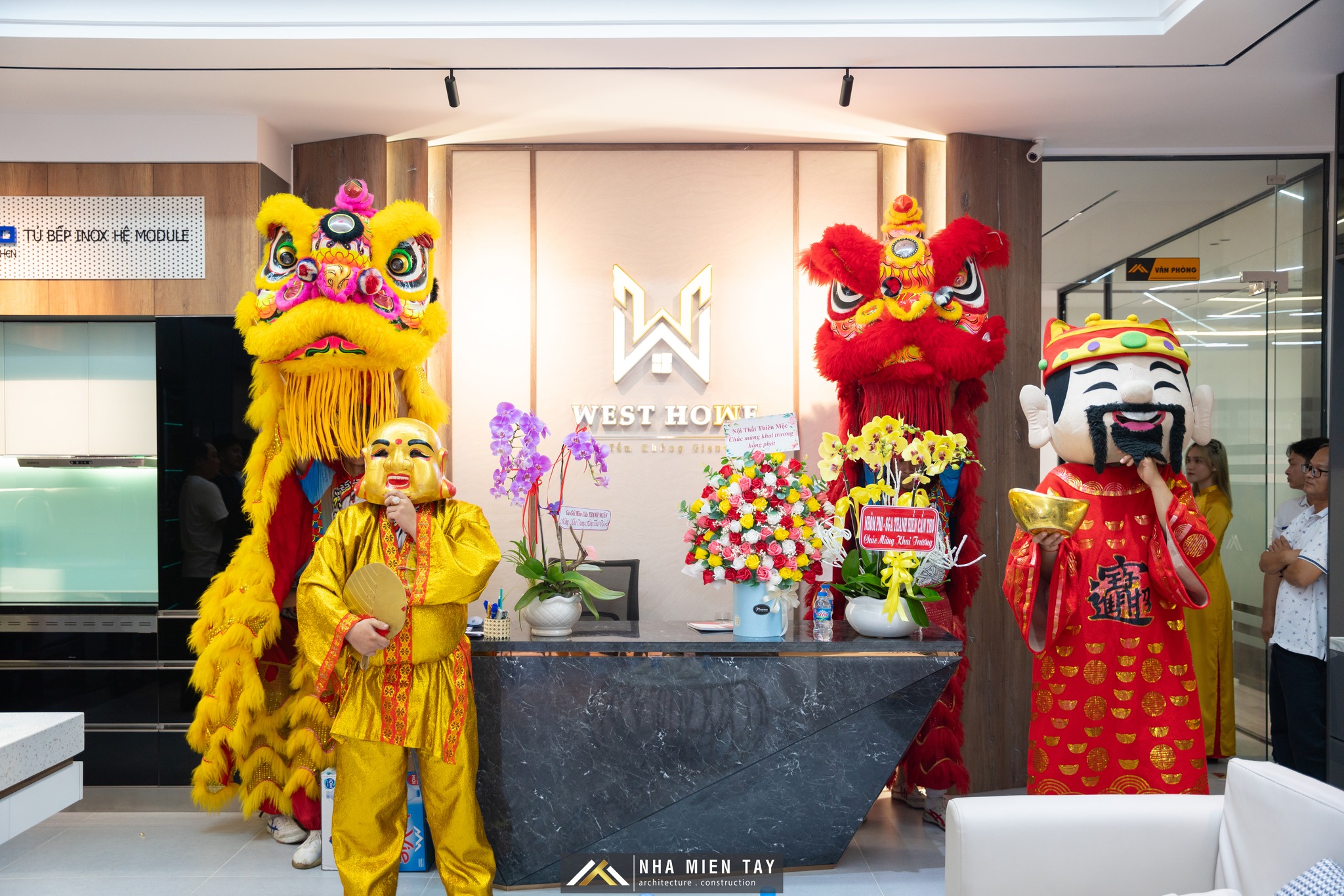 Bên trong showroom Nhà Miền Tây